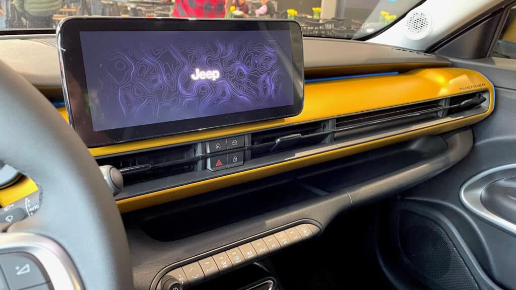 מסך המולטימדיה בג׳יפ אוונג׳ר