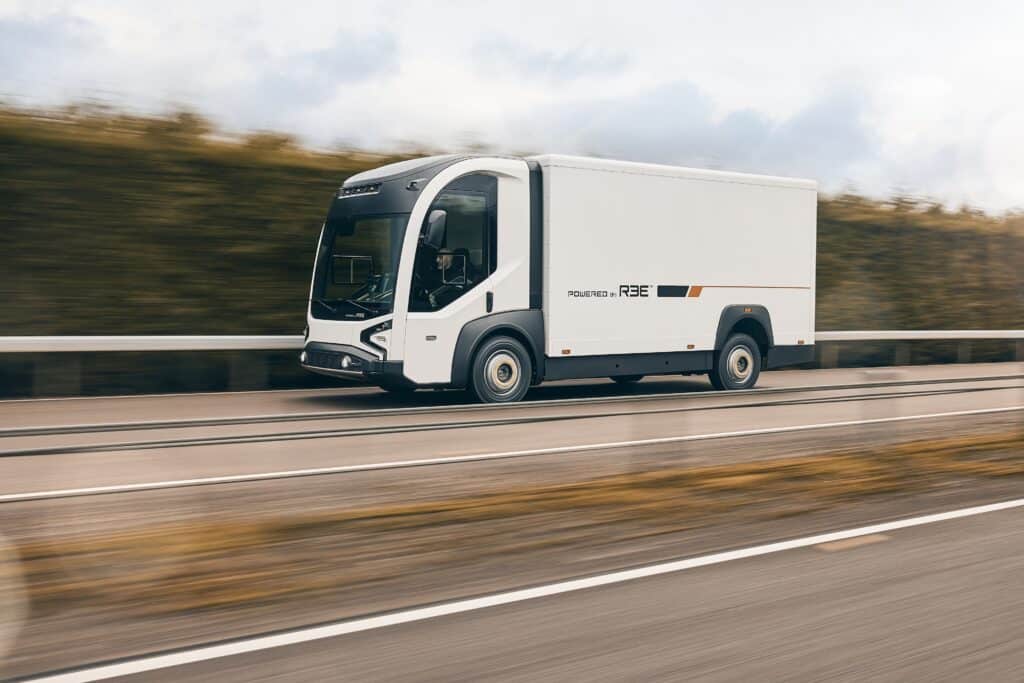 מבט צד על המשאית החשמלית REE P7-C בנסיעה בכביש מהיר