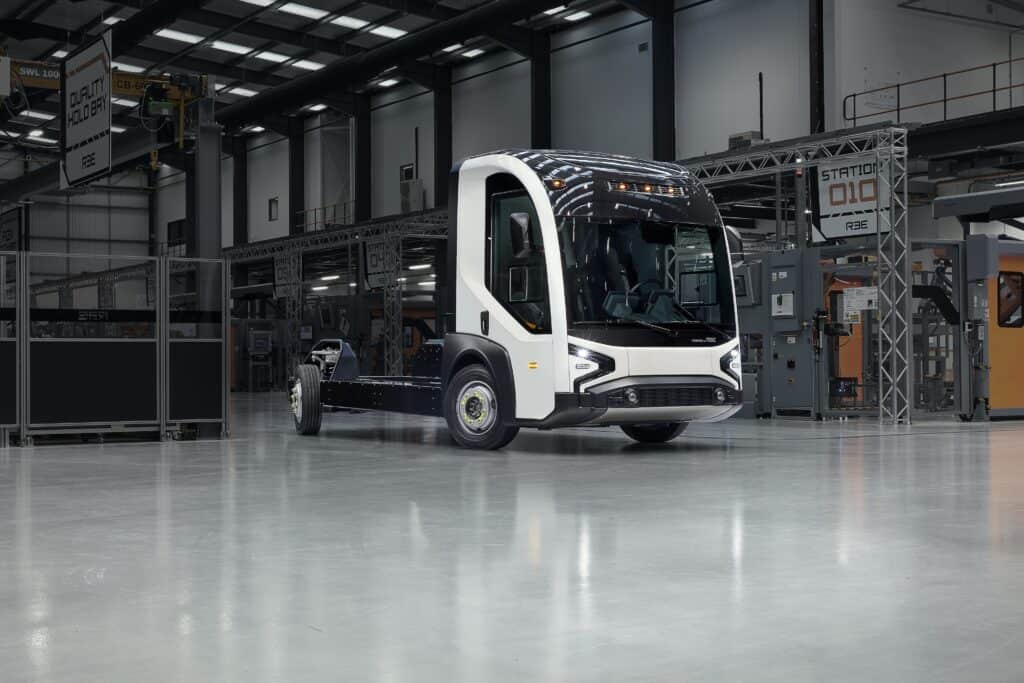 משאית ה-P7-C של REE במרכז לוגיסטי