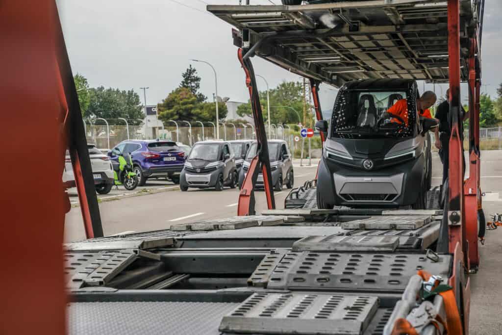 סיילנס 04 על משאית להובלת רכבים