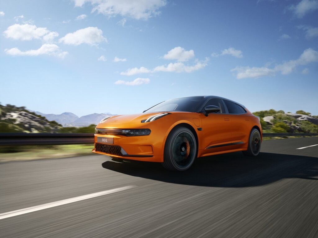 זיקר 001 בצבע כתום בנסיעה בכביש