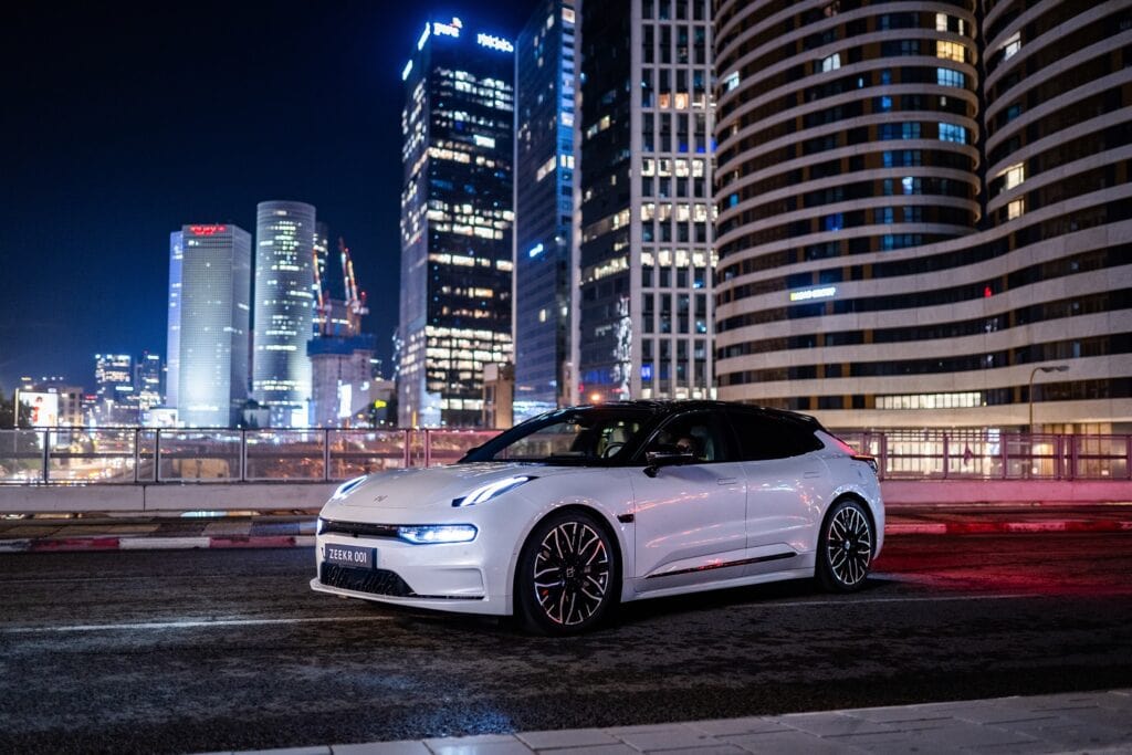 זיקר 001 בתל אביב בלילה