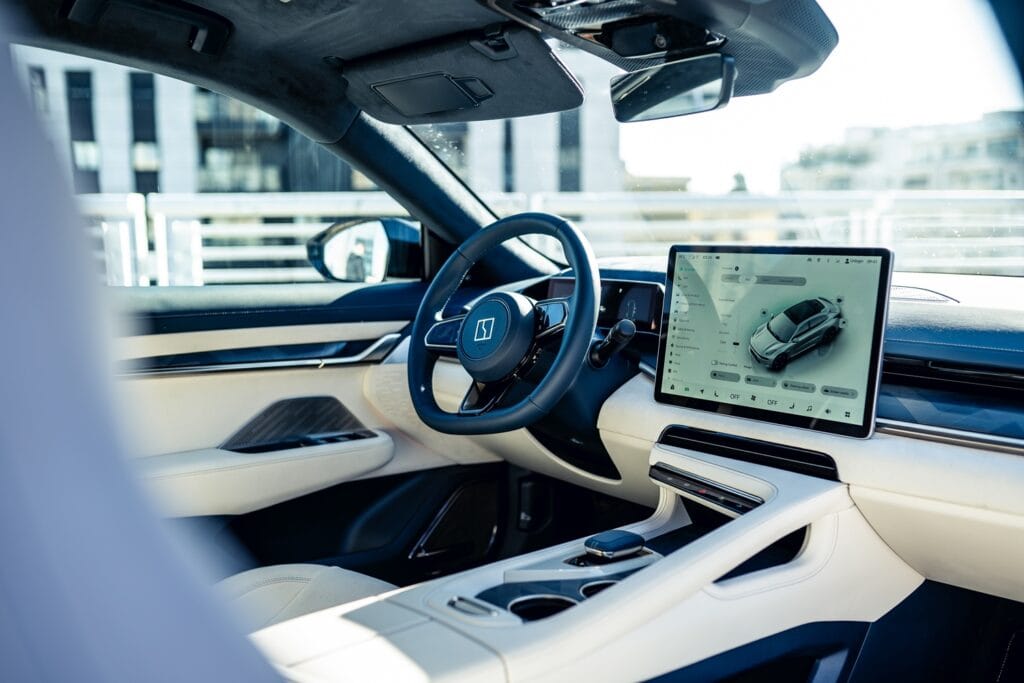 פנים הרכב של הזיקר 001 החשמלי