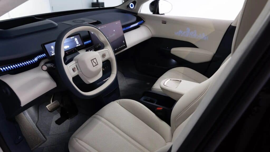 פנים הרכב וסביבת הנהג בזיקר X