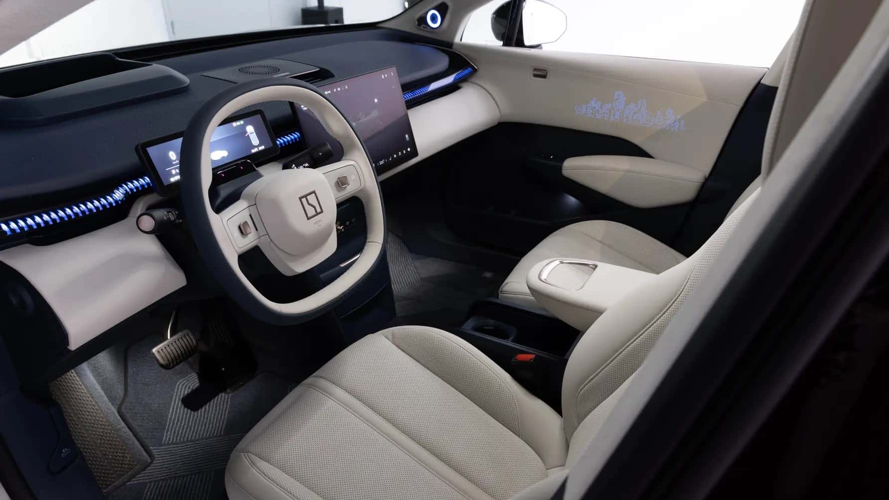 פנים הרכב וסביבת הנהג בזיקר X