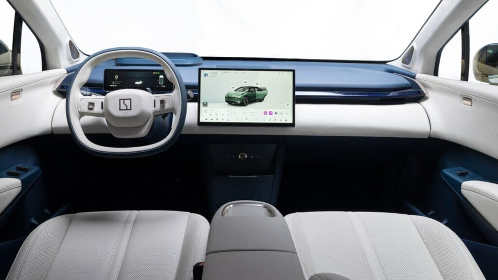 פנים הרכב ומערכת המולטימדיה של הזיקר X