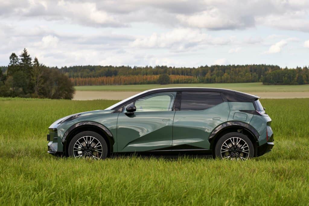 מבט צד על זיקר X חשמלי בצבע ירוק בשדה