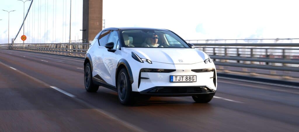 זיקר X בנסיעה על גשר