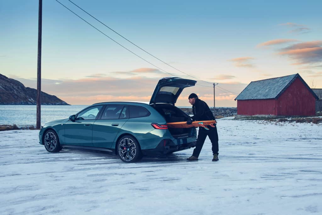 אדם שולף גלשן מתא המטען של ב.מ.וו i5 טורינג