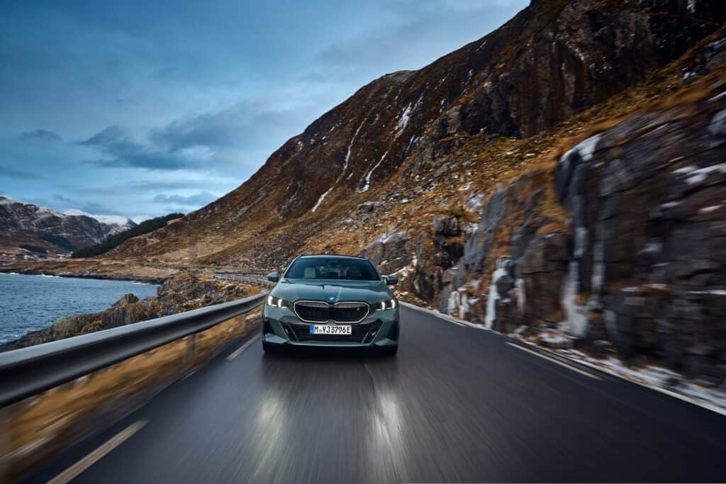 מבט קדמי על ב.מ.וו i5 טורינג