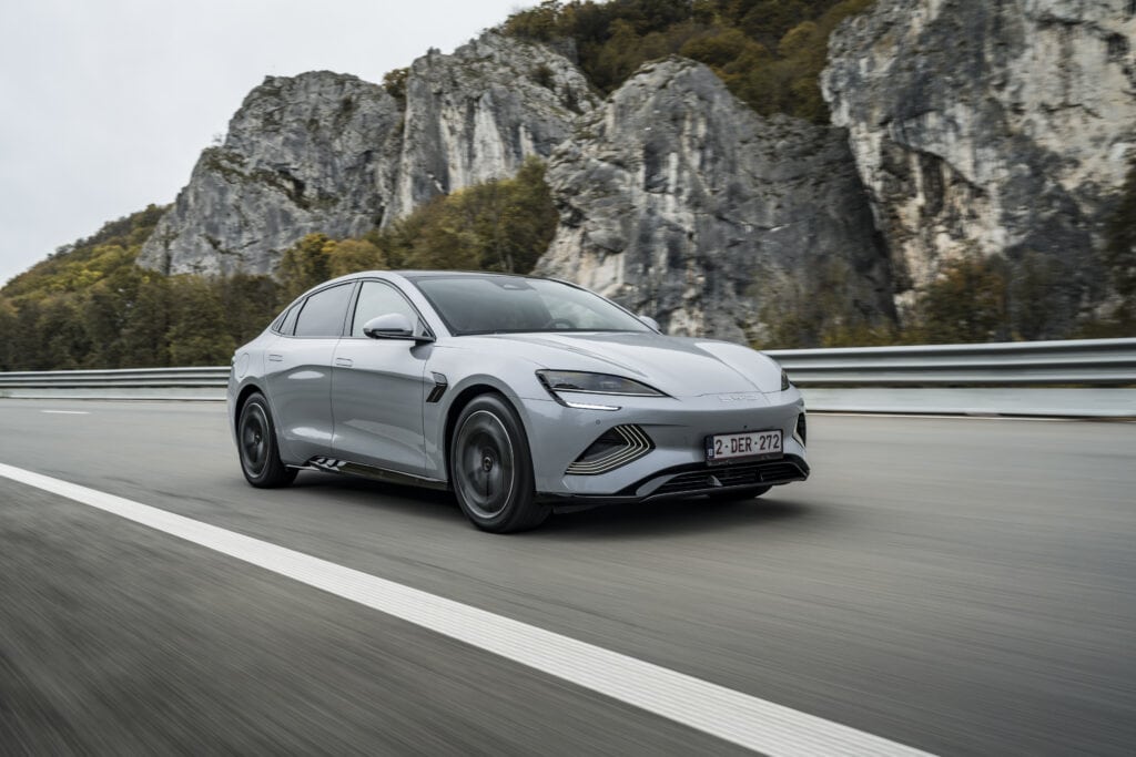 BYD סיל חשמלית בנסיעה על כביש