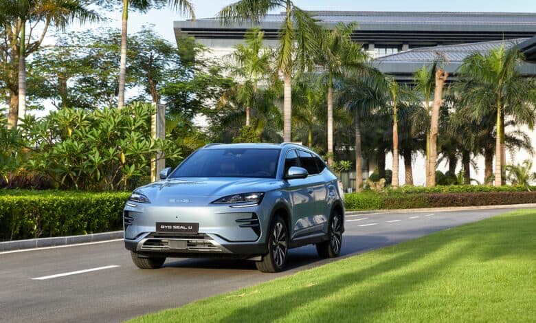 BYD סיל U רכב פנאי חשמלי בנסיעה על כביש עירוני