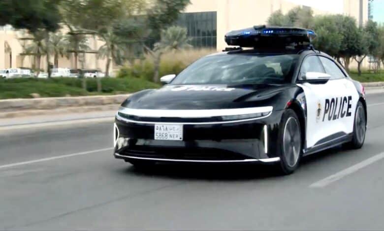 רכב משטרתי חשמלי מסוג לוסיד אייר בנסיעה על כביש מהיר