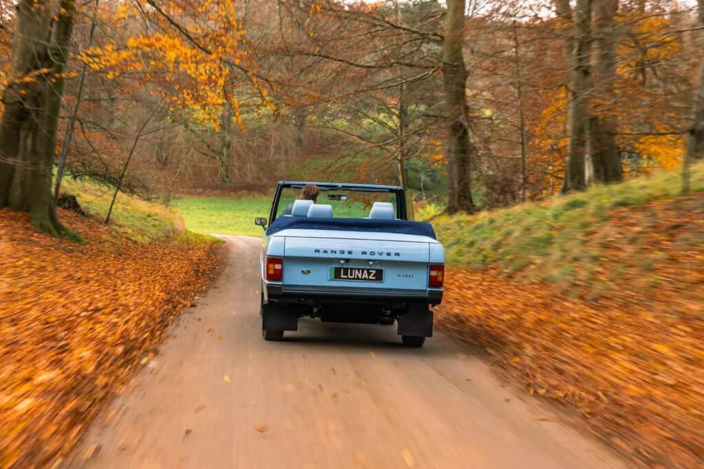 מבט אחורי על ריינג׳ רובר ספארי שעבר הסבה לרכב חשמלי