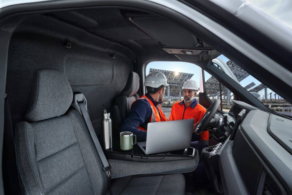 סביבת הנהג של ניסאן אינטסטר E