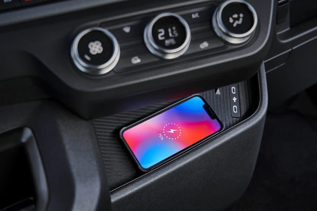 טעינה אלחוטית לנייד בסביבת הנהג של ניסאן אינטסטר E