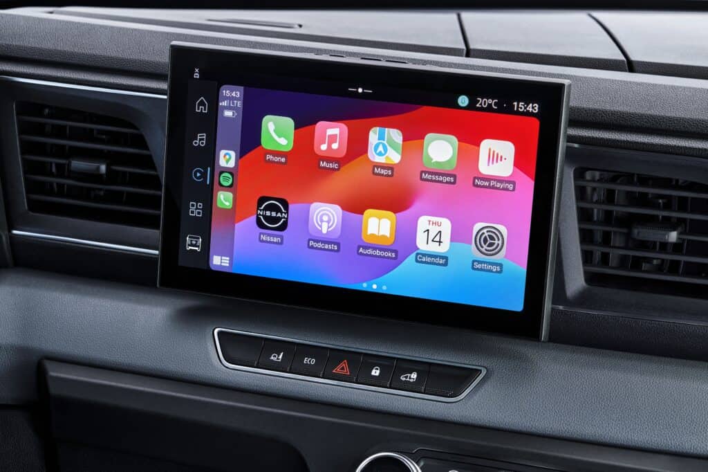 מסך המולטימדיה בסביבת הנהג של ניסאן אינטסטר E