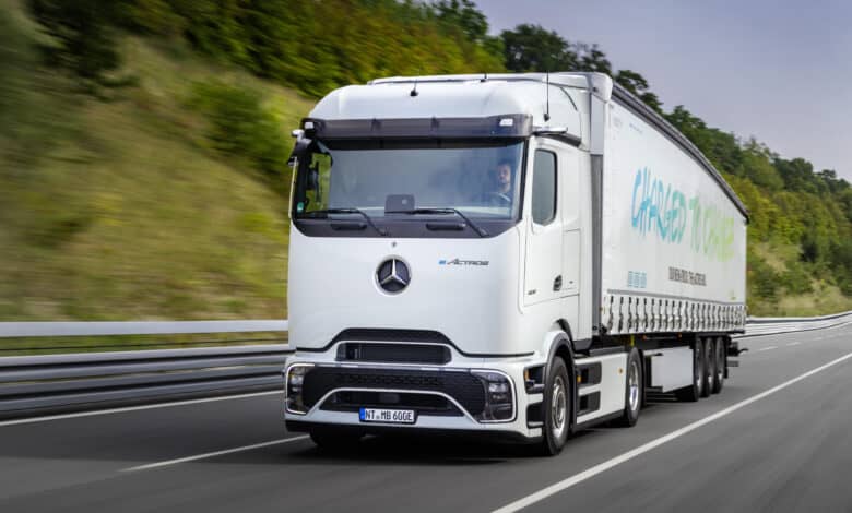 משאית חשמלית מרצדס eActros 600 בנסיעה בכביש בין עירוני