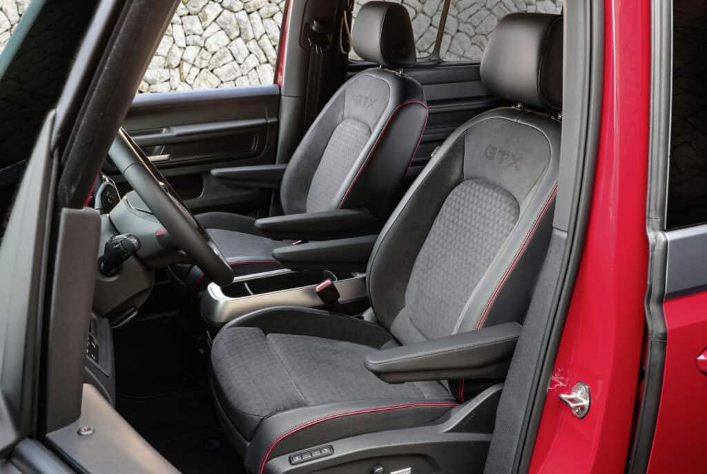 פנים הרכב והמושבים הקדמיים בפולקסווגן ID.BUZZ GTX