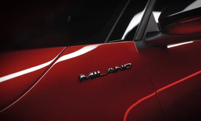 הכיתוב Milano באיטלקית על הרכב החשמלי החדש של אלפא רומיאו