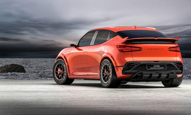 מבט אחורי על גרסת הביצועים של ג׳נסיס GV60 מאגמה בצבע כתום