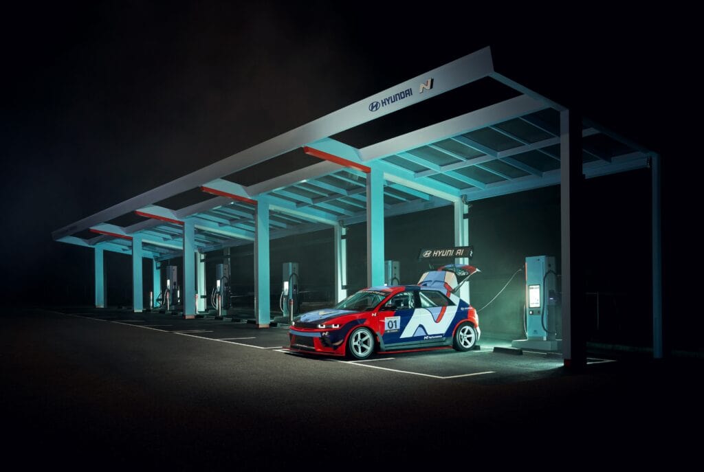 יונדאי איוניק  5 N eN1 מחוברת לעמדת טעינה מהירה בתחנה