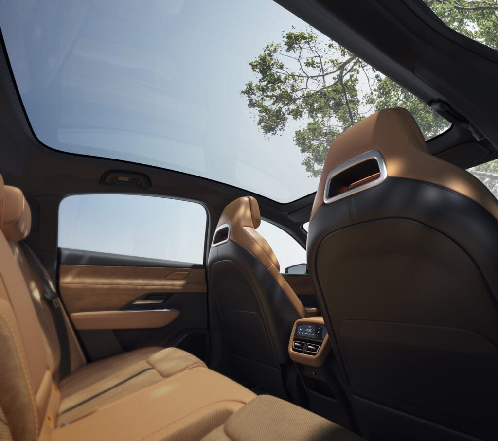 המושבים האחוריים במאזדה EZ-6 החשמלית