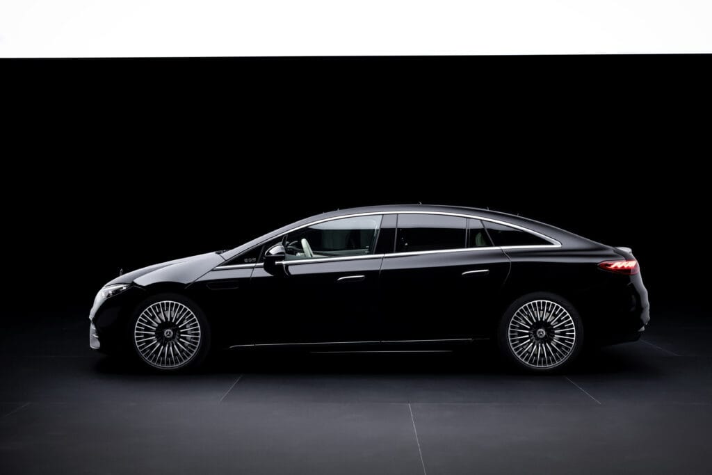 מבט צד על גרסת 2024 של מרצדס EQS החשמלית