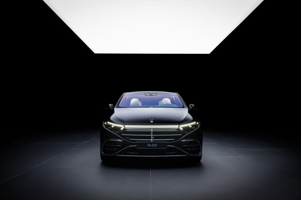מבט קדמי על מרצדס EQS גרסת 2024