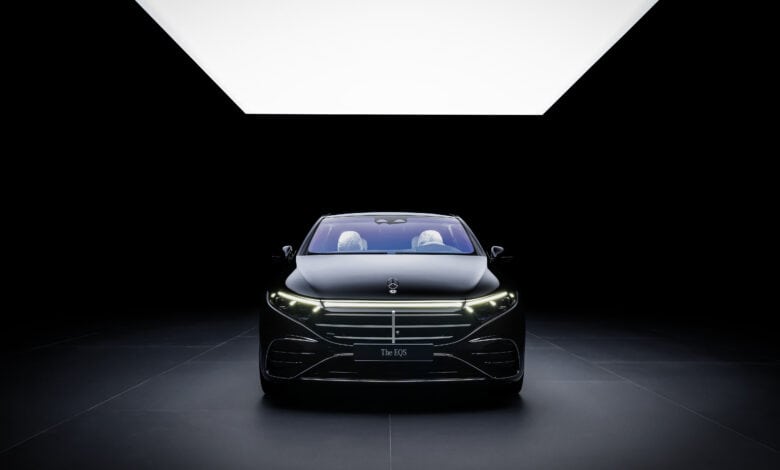 מבט קדמי על מרצדס EQS גרסת 2024