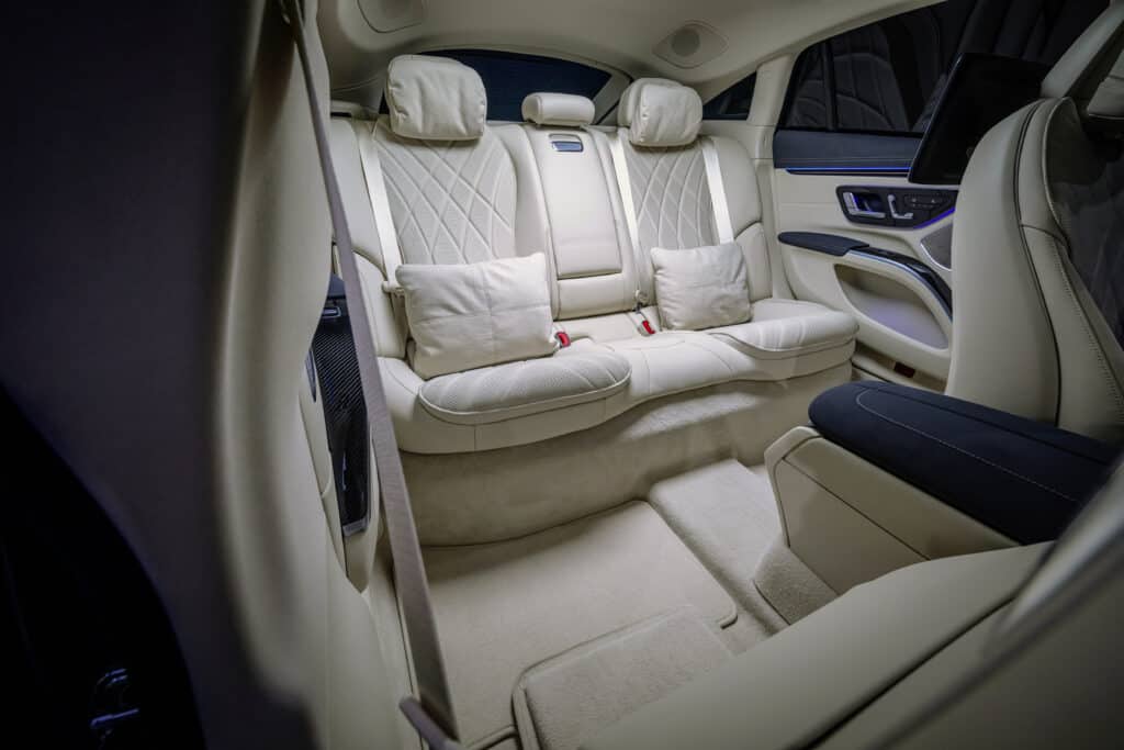 פנים הרכב והמושבים האחוריים במרצדס EQS החדשה