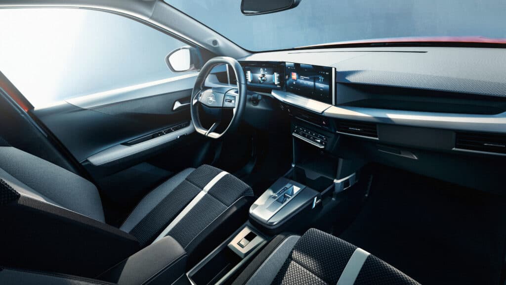 סביבת הנהג באופל פרונטרה החשמלית