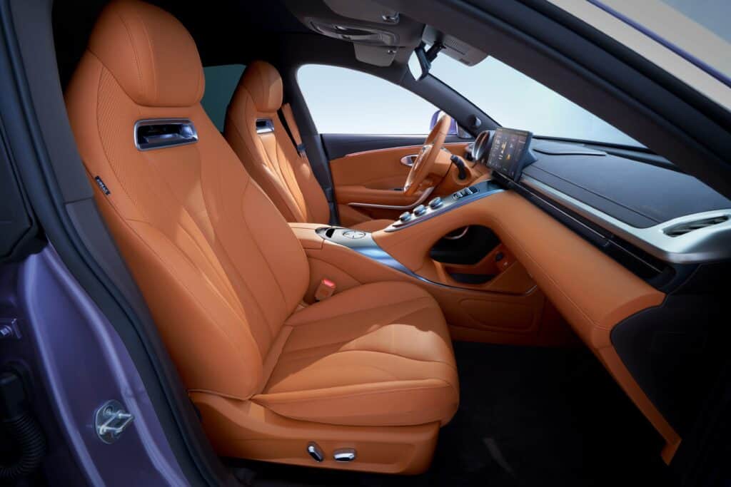 המושבים הקדמיים ברכב החשמלי אורה 07