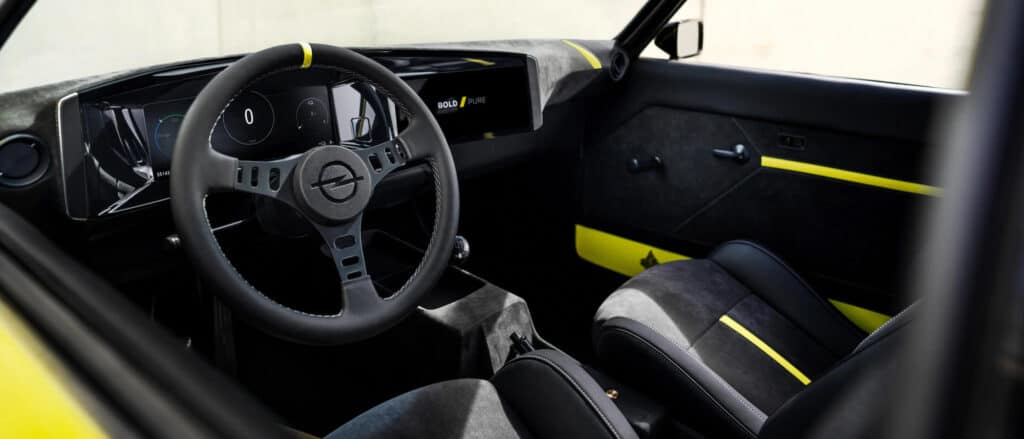 סביבת הנהג בגרסה החשמלית של אופל מונטה משלבת את העיצוב של הרכב משנות ה-70 יחד עם מסך מולטמדיה חדשני