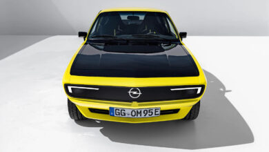 מבט קדמי על אופל מונטה בגרסה חשמלית בצבע צהוב בשילוב עם שחור