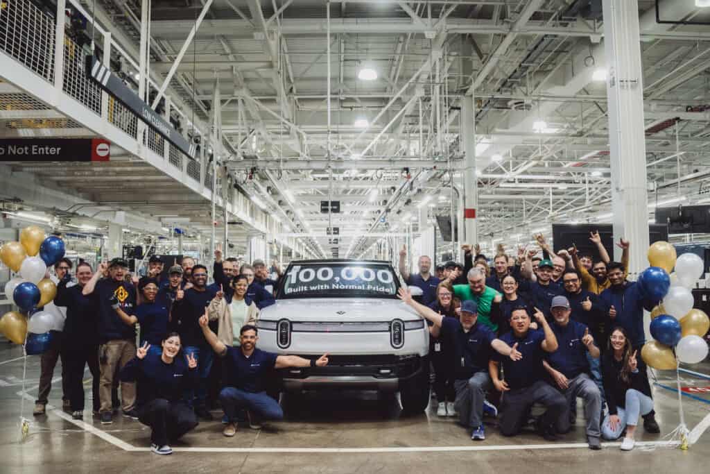 עובדי ריביאן חוגגים את הרכב המאה אלף שיוצא מהמפעל