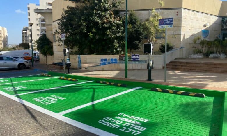 עמדות טעינה איטיות לרכב חשמלי במתחם של אזורים עם חניות מסומנות בירוק