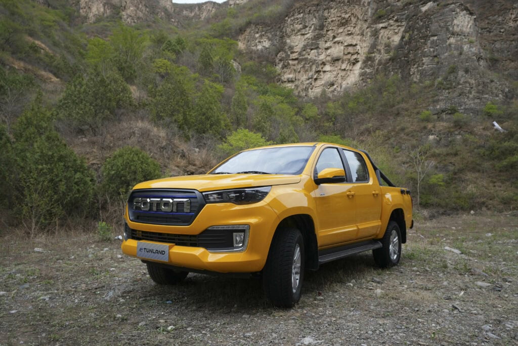 טנדר חשמלי פוטון אי-טונלנד בצבע צהוב בשטח