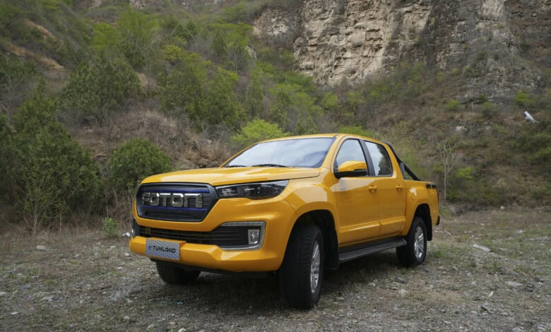 טנדר חשמלי פוטון אי-טונלנד בצבע צהוב בשטח