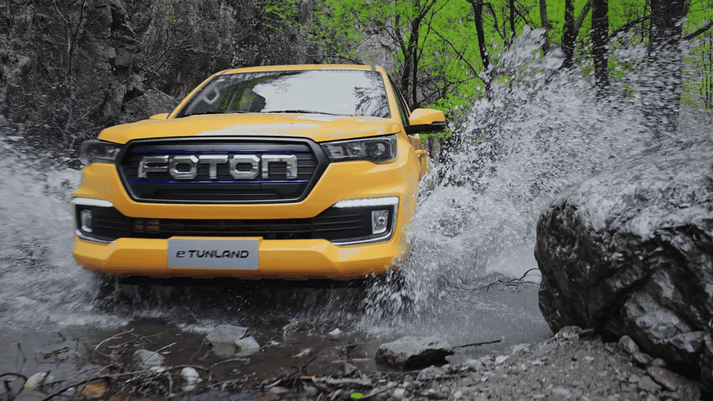 טנדר חשמלי פוטון אי-טונלנד עובר במים