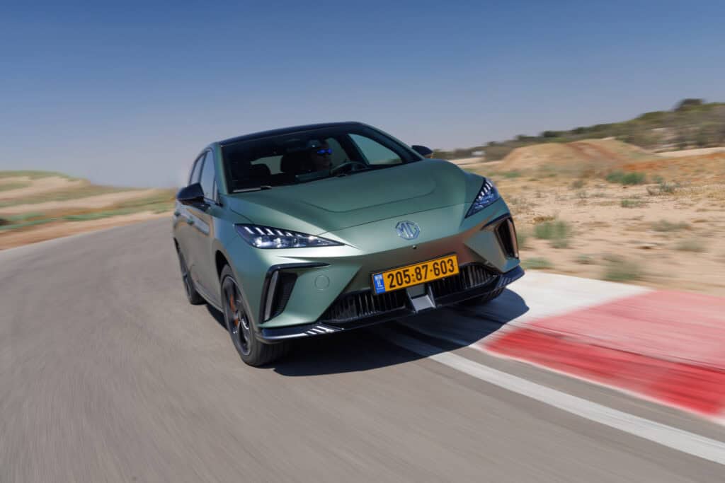 MG4 בגרסת X-Power בנסיעה על כביש מפותל