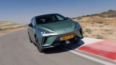 MG4 בגרסת X-Power בנסיעה על כביש מפותל