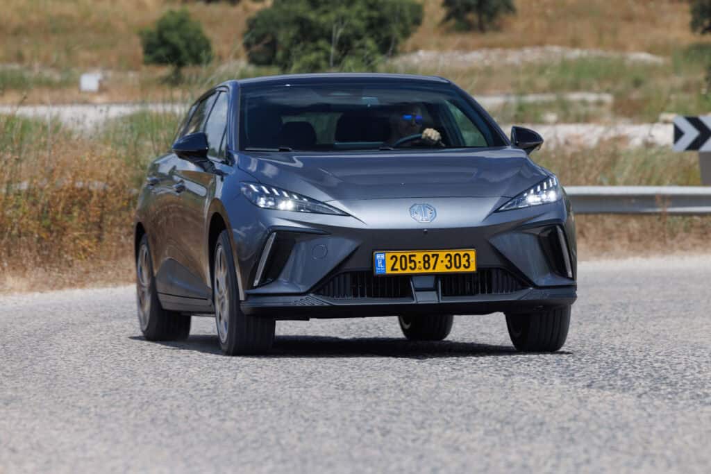 MG4 בגרסת X-Range בנסיעה על כביש