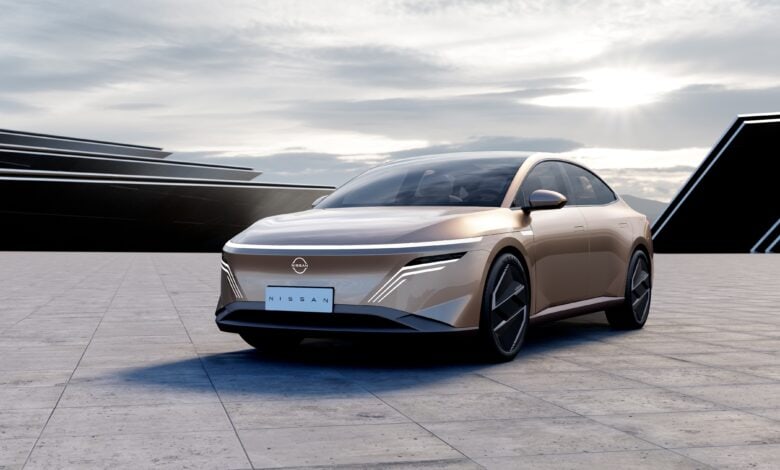 מבט קדמי על רכב הקונספט החשמלי ניסאן אפוק, בתצורת סדאן