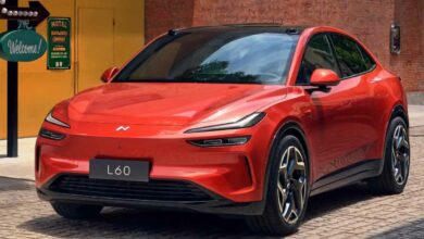 מבט קדמי על רכב פנאי חשמלי בצבע אדום אונבו L60