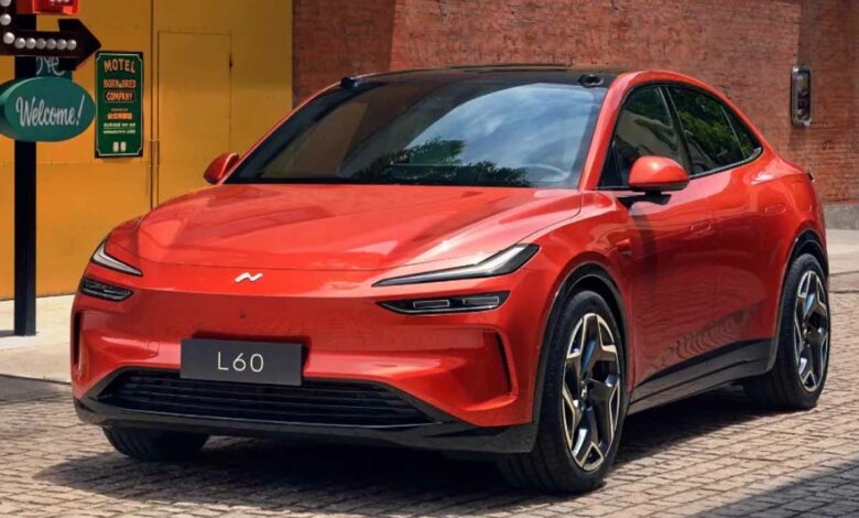 מבט קדמי על רכב פנאי חשמלי בצבע אדום אונבו L60