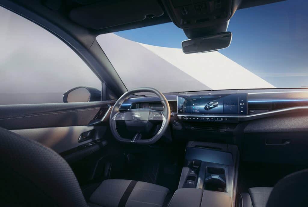 סביבת הנהג באופל גרנדלנד החשמלי עם מסך מולטימדיה רחב ונמוך במרכז הרכב, הגה קטום בחלקו התחתון ולוח מחוונים דיגיטלי מאחוריו
