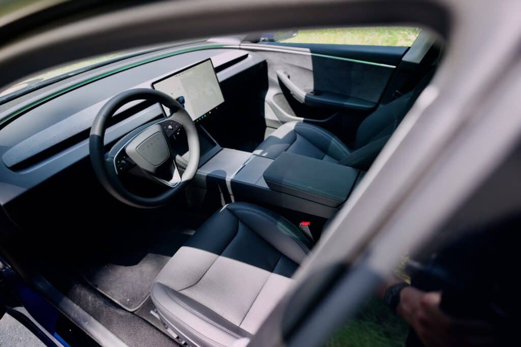 סביבת הנהג בטסלה מודל 3 החדשה