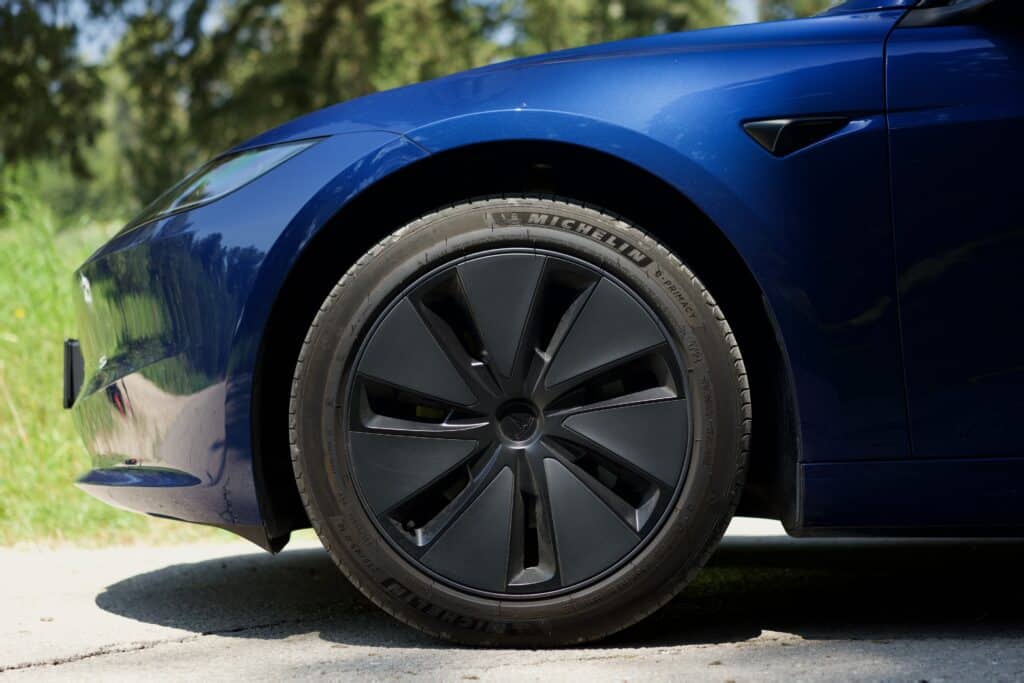 הצמיג הקדמי של טסלה מודל 3