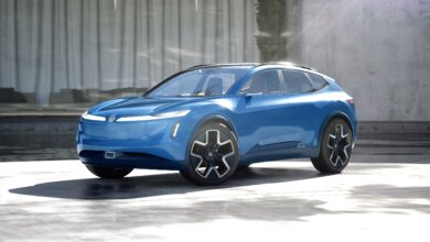 פולקסווגן ID.CODE רכב פנאי בצבע כחול בעיצוב עתידני עם חישוקים אגרסיביים ופס לד עבה בקדמת הרכב